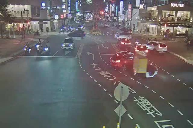 崇德路/太原路(右側車流往文心路) Chongde Rd./Taiyuan Rd.(Right side Traffic flow to Wenxin Rd.)