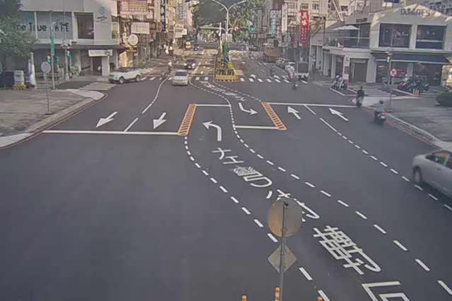 崇德路/太原路(右側車流往文心路) Chongde Rd./Taiyuan Rd.(Right side Traffic flow to Wenxin Rd.)