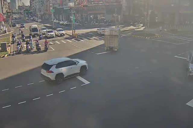 進化北路/崇德路(右側車流往五權路)