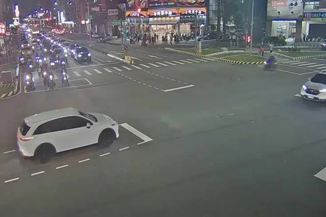 進化北路/崇德路(右側車流往五權路)