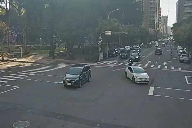 向上路/英才路(右側車流往忠明南路)