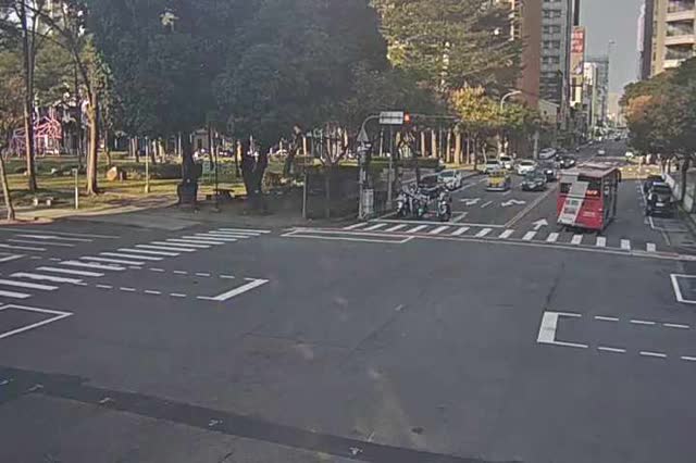 向上路/英才路(右側車流往忠明南路)
