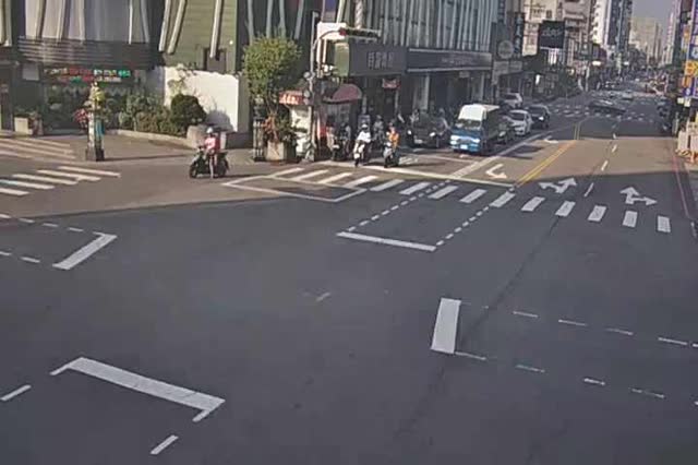 向上路/美村路(右側車流往忠明南路)