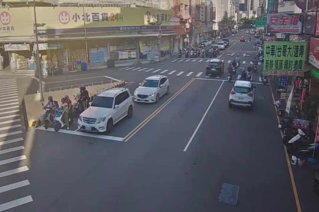 西屯路/漢口路(右側車流往忠明路方向)