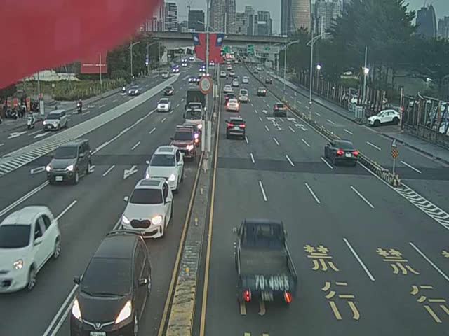 台灣大道/安和路(右側車流往文心路)(中央分隔島)