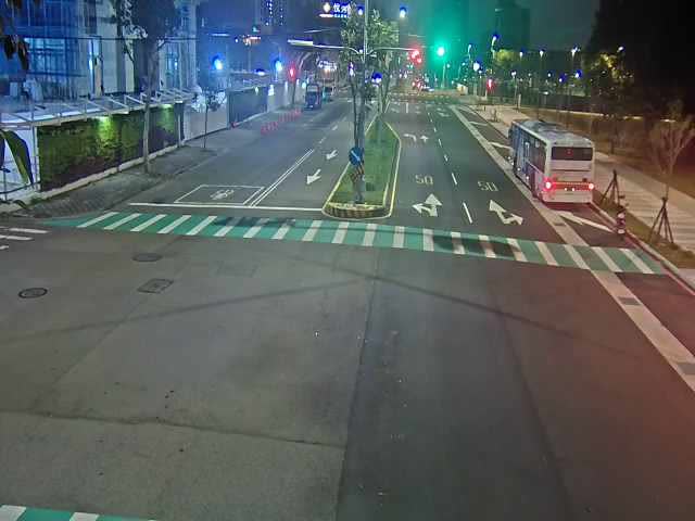 經貿路/經貿十街(右側車流往河南路)