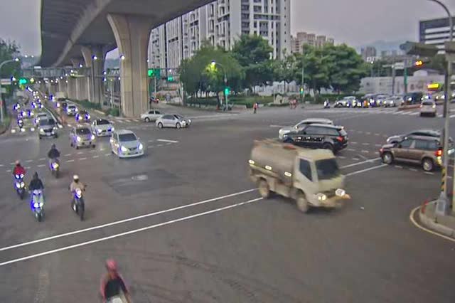 環中東路/太原路(右側車流往松竹方向)