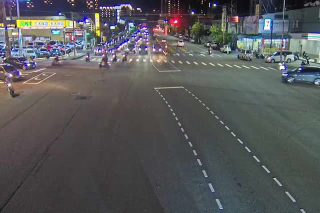 太原路/軍功路(右側車流往環中東路)