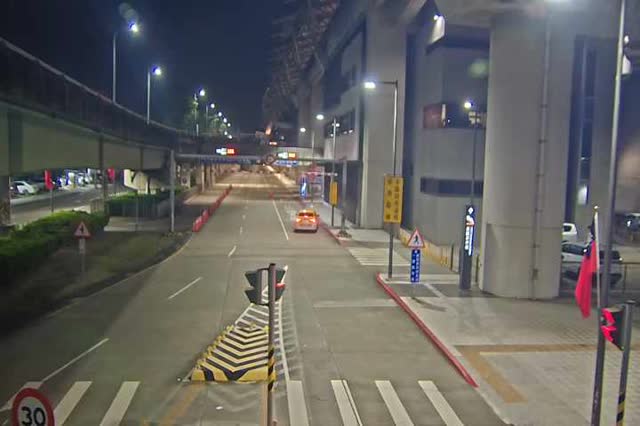 高鐵三路/站區一路(往一樓上客區)