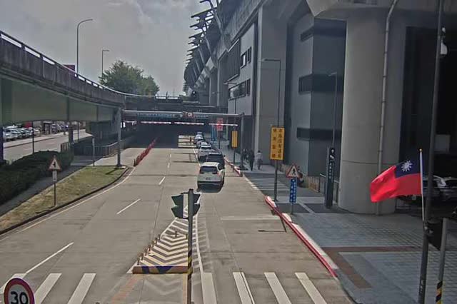 高鐵三路/站區一路(往一樓上客區)