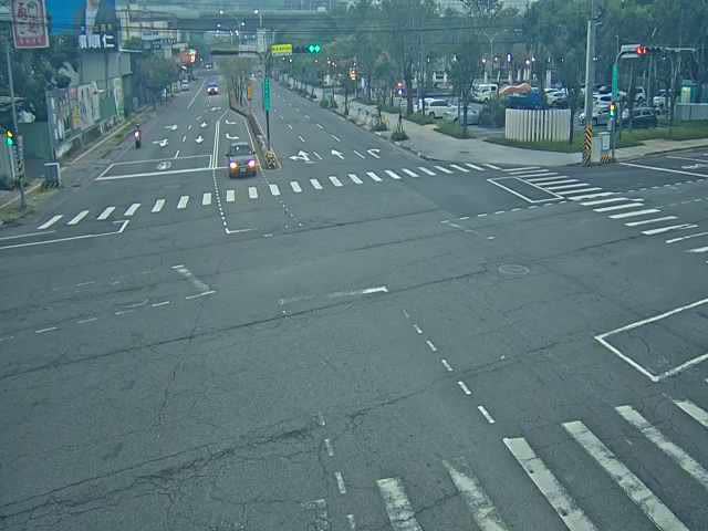 松竹路/軍功路(右側車流往環中東路)