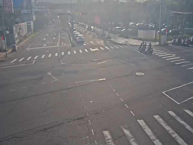 松竹路/軍功路(右側車流往環中東路)