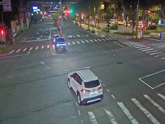 松竹路/軍功路(右側車流往環中東路)