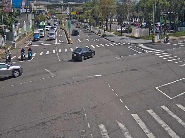 松竹路/軍功路(右側車流往環中東路)