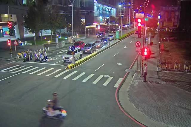 松竹路/敦富路(右側車流往北屯好市多)