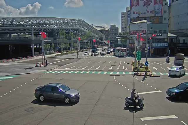 南京路/雙十路(右側車流往台中火車站)