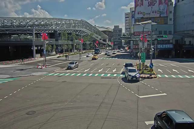 南京路/雙十路(右側車流往台中火車站)