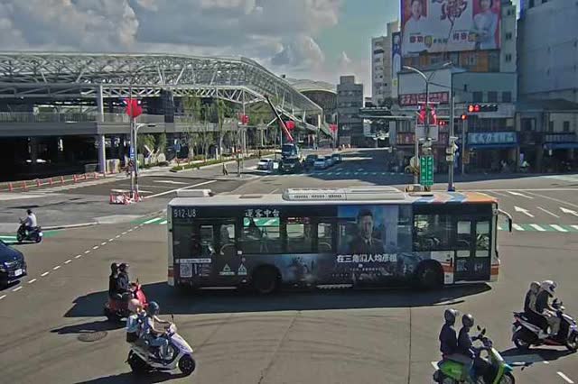 南京路/雙十路(右側車流往台中火車站)