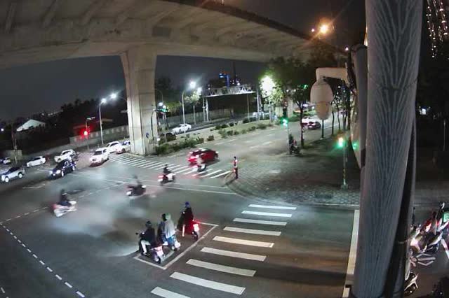 太原路/環中東路(右側車流往松竹路)
