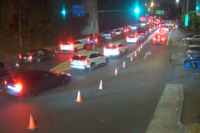240-濱江街大佳國小大門右側(號誌桿)