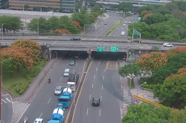 350-成功-內湖交流道路口