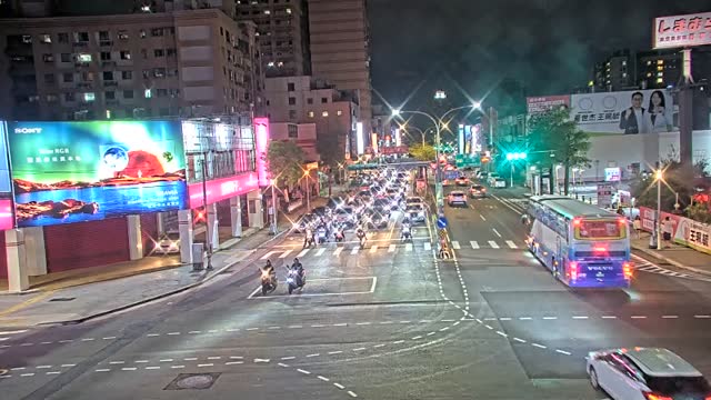 中豐路環南路口(環南路往東路口分隔島號誌桿)
