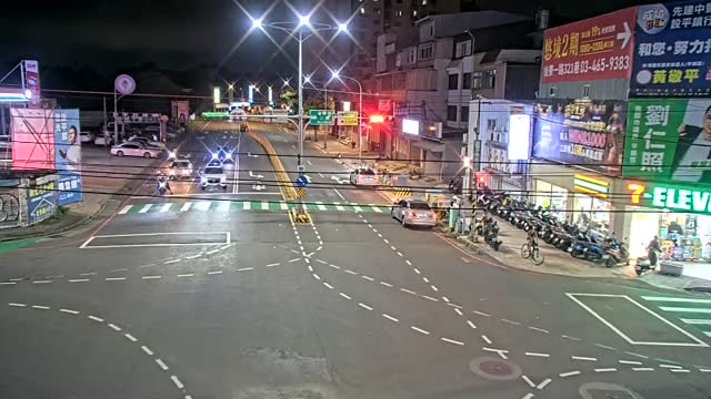 環南路金陵路口(上光眼鏡對面分隔島號誌桿)