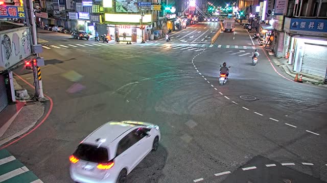 介壽路與興豐路口(青發白麵食館前號誌燈桿)