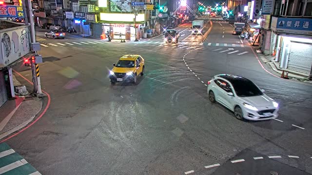 介壽路與興豐路口(青發白麵食館前號誌燈桿)