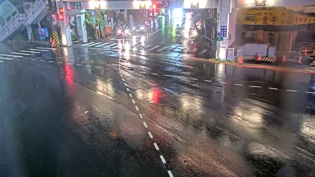 康莊路與信義路口(餐廳對面號誌桿)