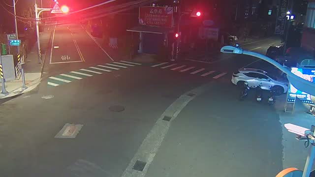 神龍路-龍華路口，神龍路往東近端號誌桿