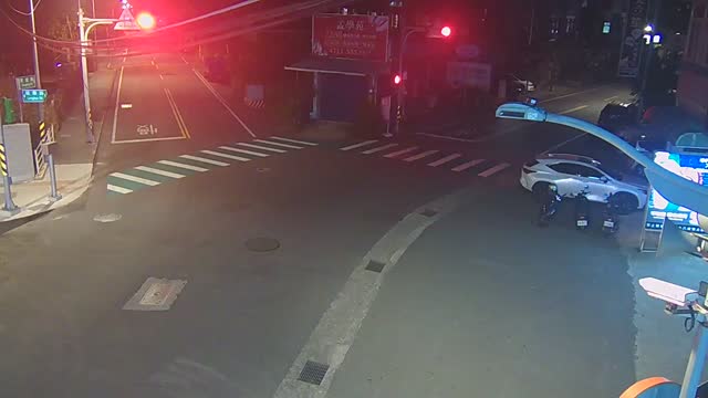 神龍路-龍華路口，神龍路往東近端號誌桿