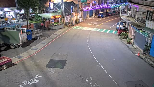 台七-台七乙(路口中間圓環槽化島上之號誌桿)